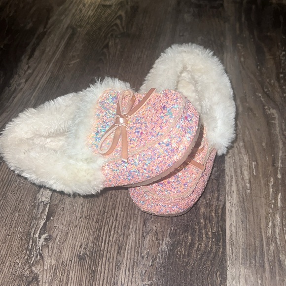 Fuzzy glitter house shoes toddlers - Picture 2 of 2